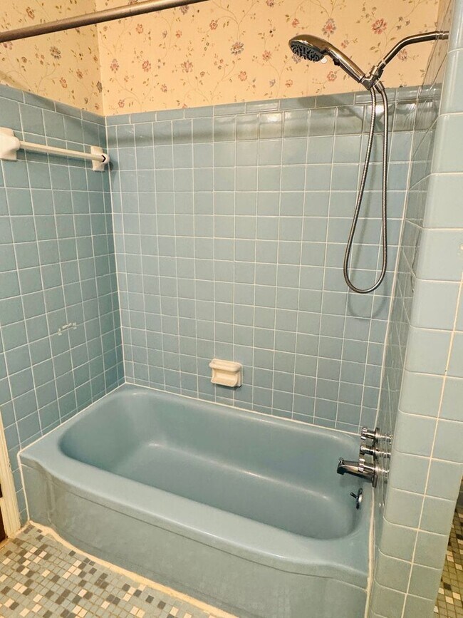 Building Photo - Gorgeous Interiors in this BONUS SPACE + 4 Bedroom  2 Bathroom Home!