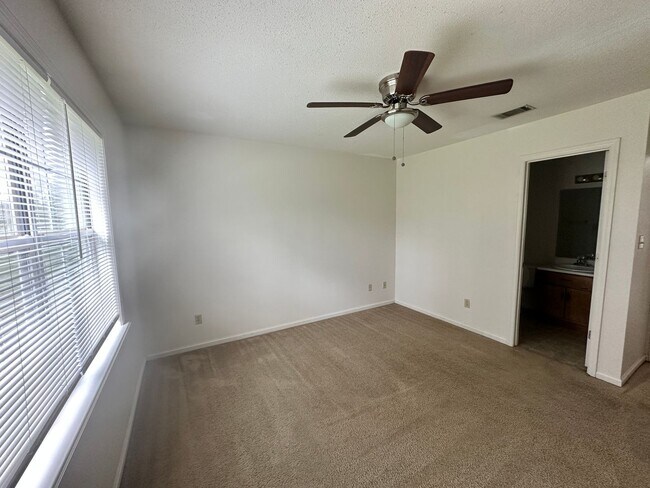 Building Photo - 6119 B Vinnie Dr