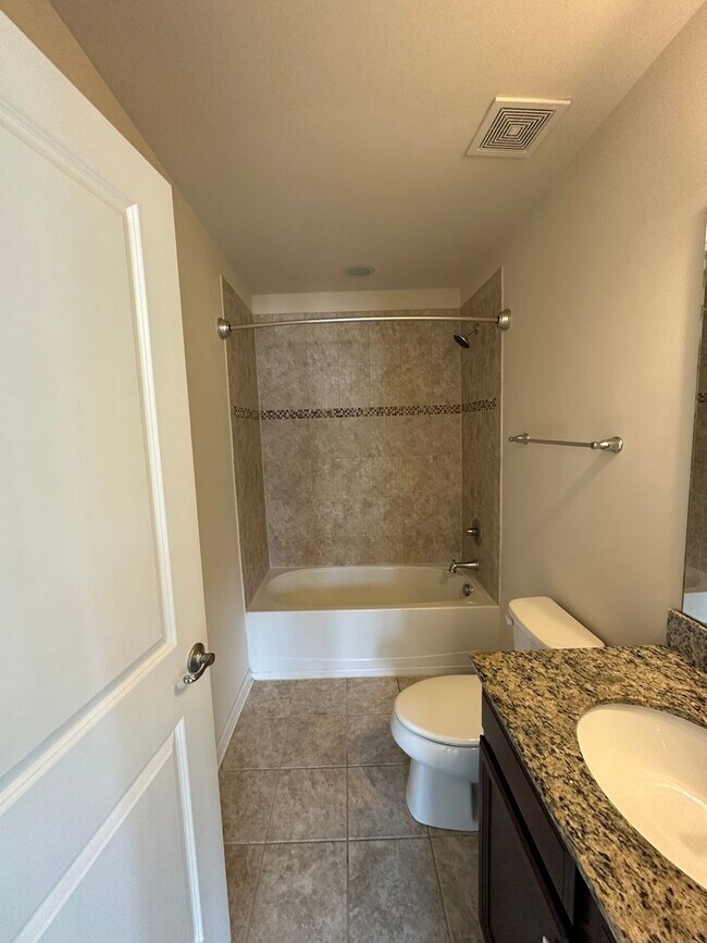 Building Photo - Townhome in Edison Square
