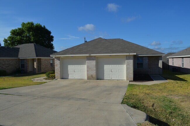 Building Photo - 928 Rosewood Dr