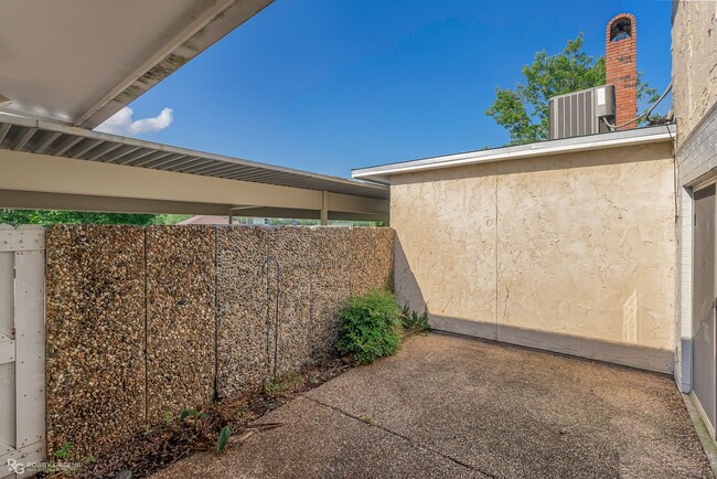 Building Photo - Beautiful Townhouse in South Shreveport