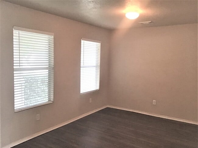 Building Photo - 9530 Belleclaire Ln