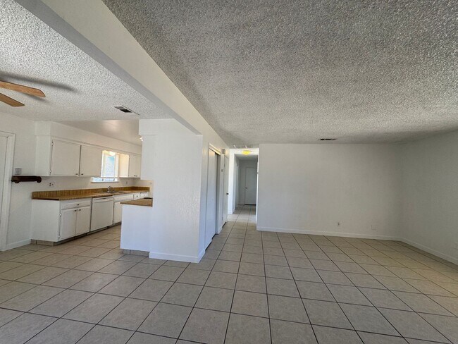 Building Photo - 205 Ashlan Way