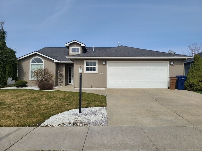 Building Photo - $2,100 - 2 Bed / 2 Bath Beautiful House in...