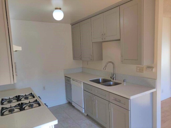 Building Photo - 372 W Doran St