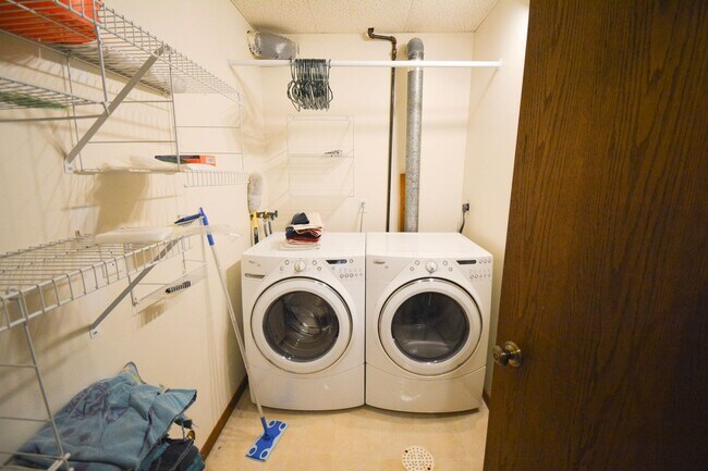 Building Photo - Charming 3-Bedroom Home FOr Rent with Sunroom, Fenced Backyard & Attached Garage