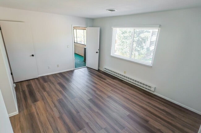 Building Photo - 3 BEd CONDO, NO DEPOSIT AND WATER INCLUDED...