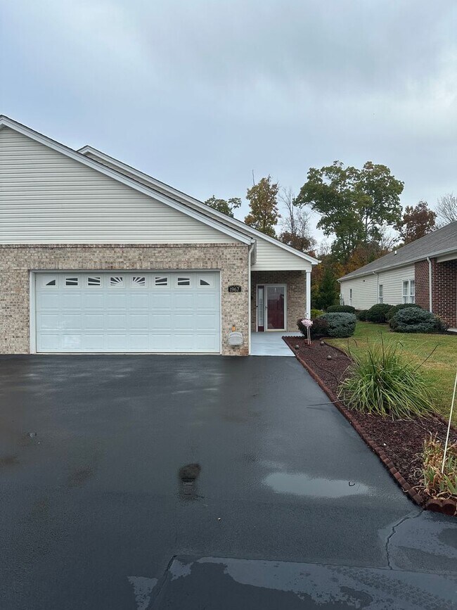 Building Photo - 3 Bedroom / 2 Bath/2 car garage/sunroom Brick Home Kingsport, TN