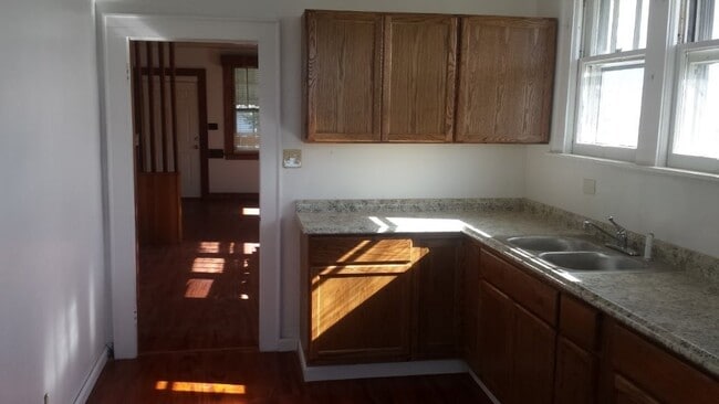 Building Photo - Two Bedroom One Bath Newly Renovated Charleston Home