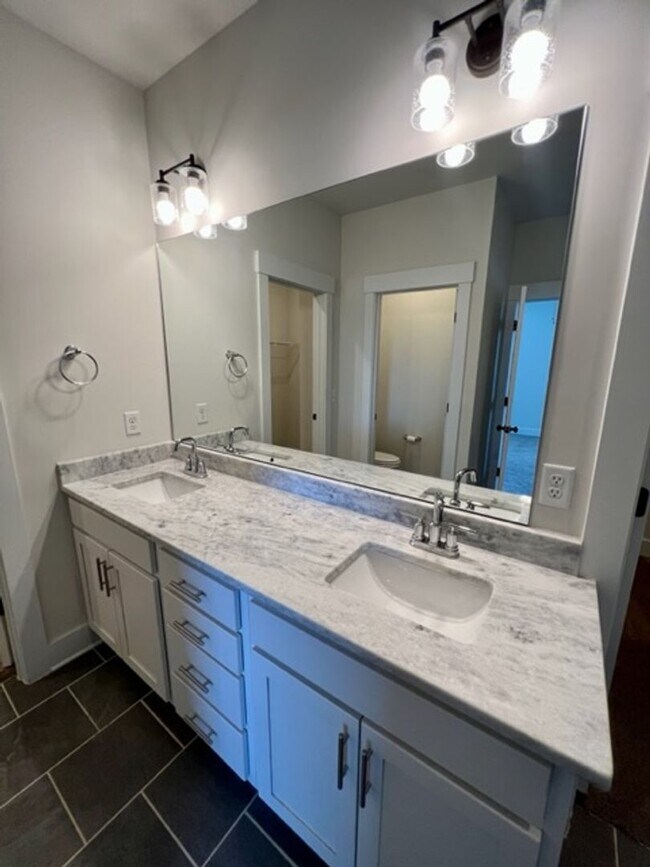 Building Photo - Beautiful 4 Bed/ 3.5 Bath Home in Newly Built Rivers Edge!