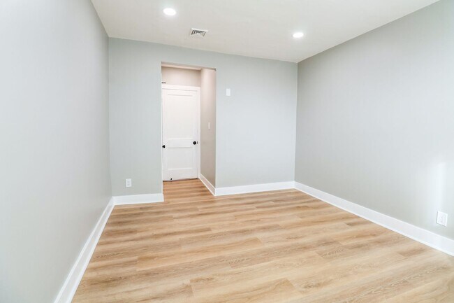 Building Photo - 5548 Woodland Ave