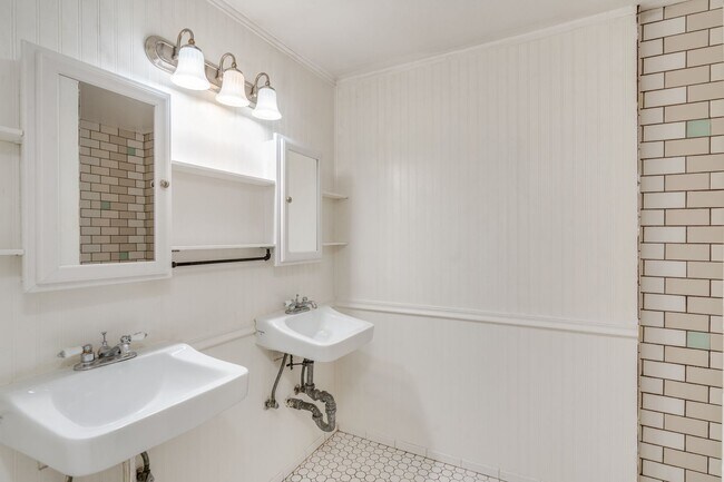Building Photo - Great East Side Location 4 Bed/2 Bath Home