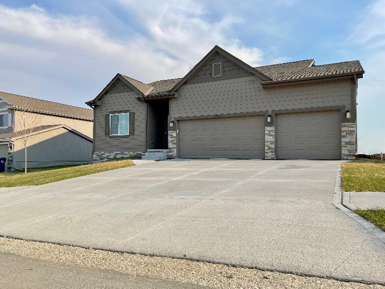 Building Photo - 1909 Hummingbird Dr