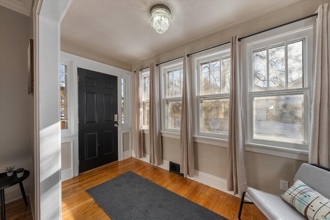 Building Photo - 340 E Clarence St