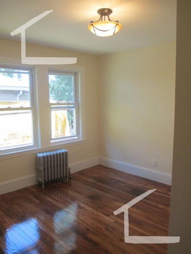 Building Photo - Nice 4 bed in Oak Square