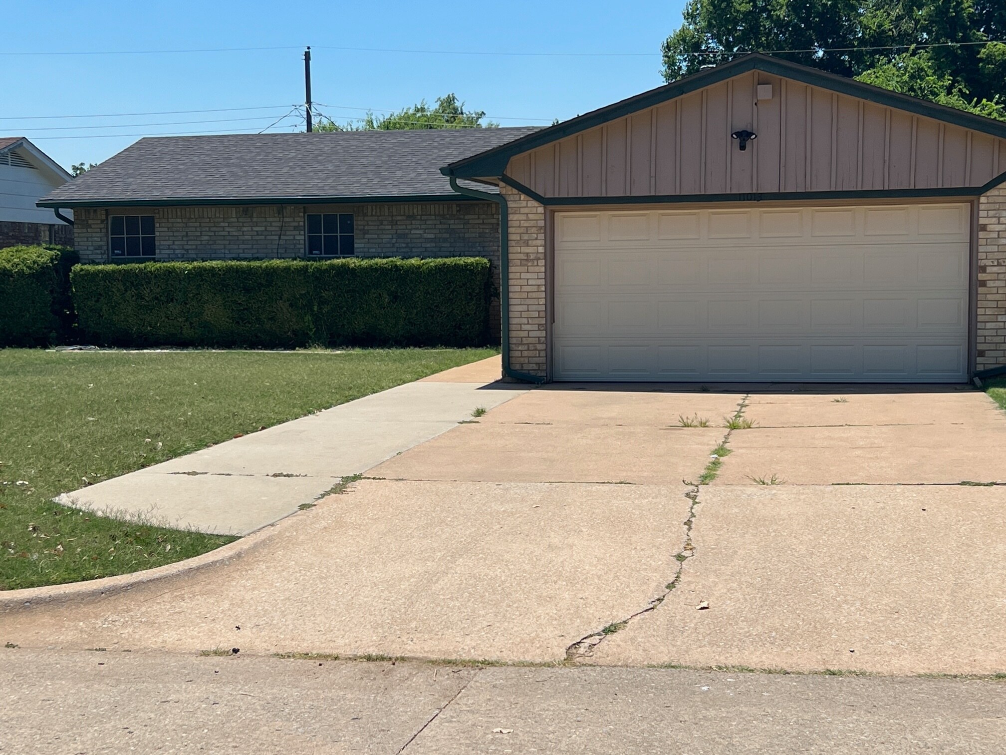 Front of house w/2 car garage - 11013 N Brauer Ave