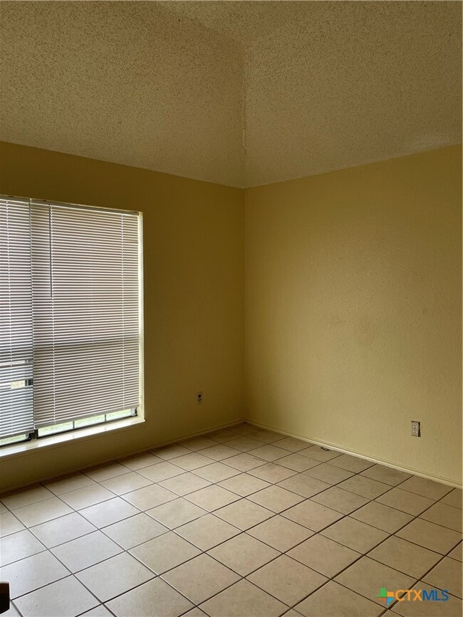 Building Photo - 2404 Bluebonnet Dr