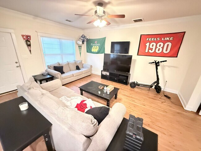 Building Photo - Cute 4 Bedroom Near Downtown for Pre-Lease