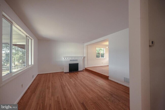 Building Photo - 9611 Potomac Dr