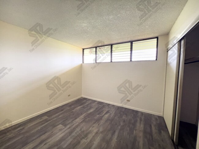 Building Photo - 2 bedroom, 2 bathroom 2 parking at Lakecrest