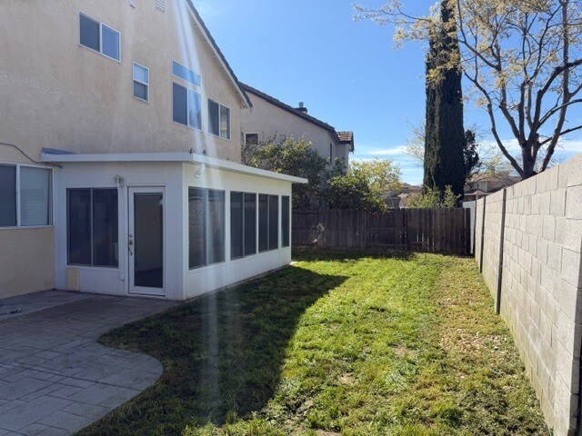 Building Photo - Tracy 3 Bedroom 2.5 Bathroom Home