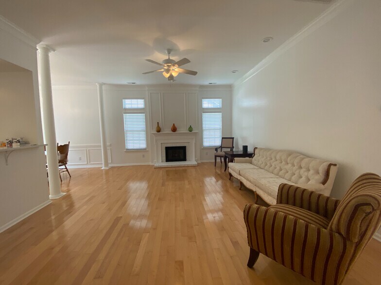Building Photo - Room in House on Blueshot Ct