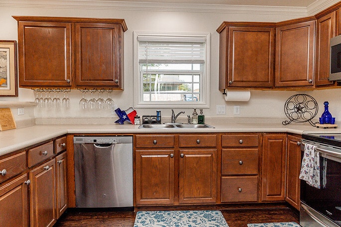 Full Kitchen w/ Dishwasher & Induction Oven - 1004 Pecan St