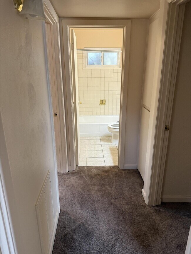 Building Photo - Charming 3 bed/2 bath house in the Heart o...