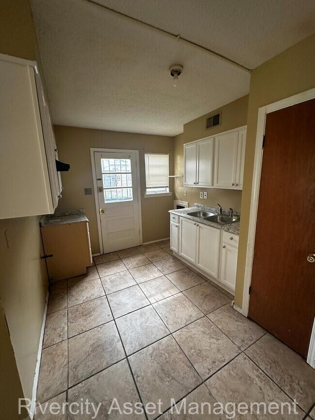 Building Photo - Charming Duplex Near University of Memphis...