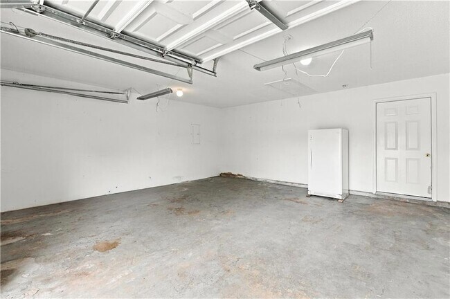 Building Photo - 28 Autumn Ridge Dr