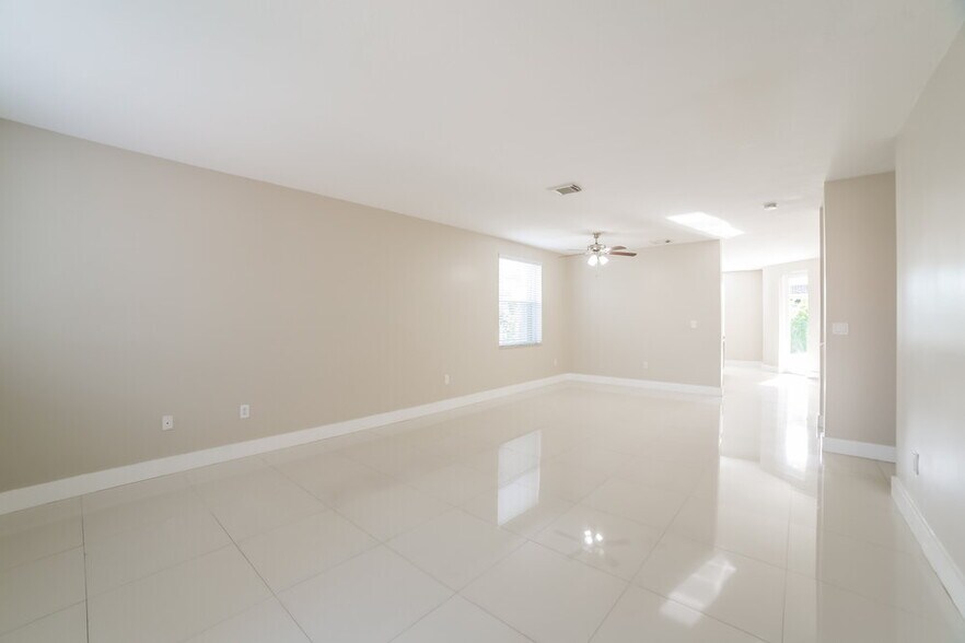 Building Photo - 12465 SW 120th Ave