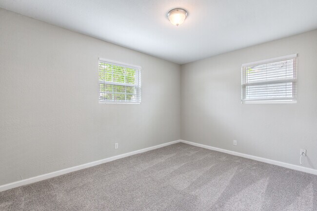 Building Photo - 404 S 200th E Ave