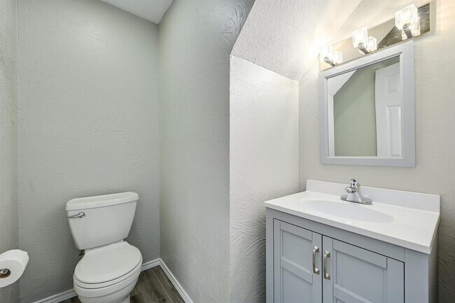 Building Photo - 15316 Ecorio Dr