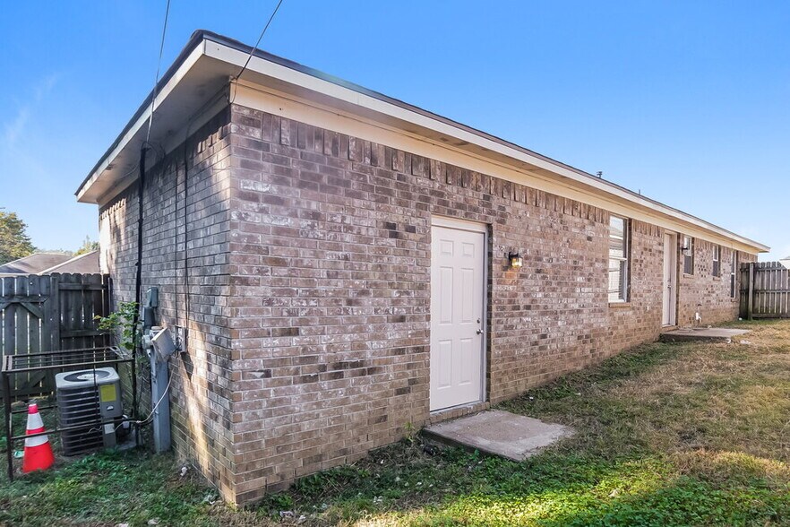 Building Photo - 4588 Longtree Ave