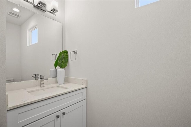 Building Photo - 2413 E 9th St