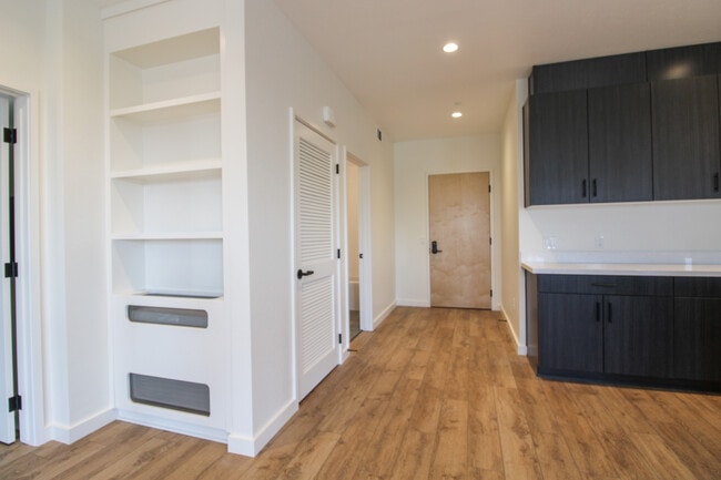 2 BD 2 BA entry - 2800 Broad St