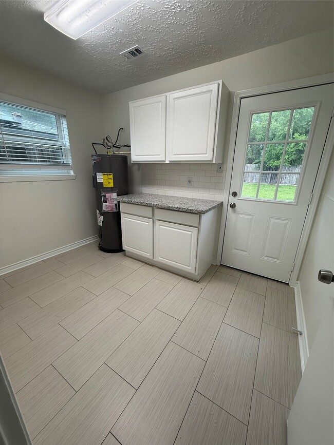 Building Photo - 2318 Aprilmont Dr