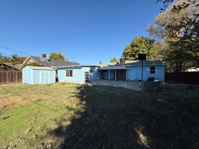 Building Photo - Single story in the heart of Modesto!