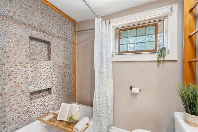 Building Photo - 2451 Warwick Cir NE