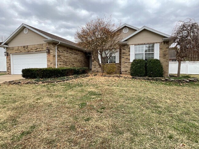 Building Photo - Beautiful Executive 3bd/2bath home in Joplin with fenced in yard / 2 car garage  and sunroom!!