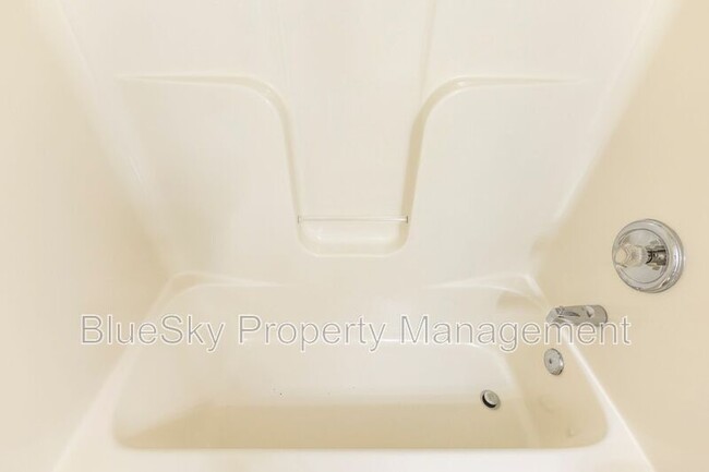 Building Photo - 2304 Ravenswood Ct