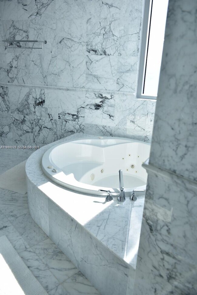 Building Photo - 17475 Collins Ave