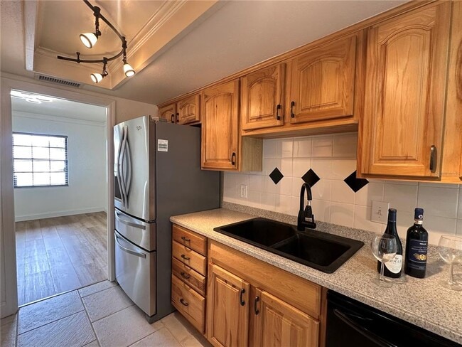 Building Photo - 3701 Southview Dr