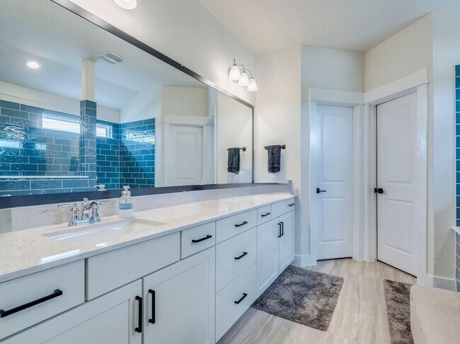 Building Photo - Beautifully upgraded 3 bedroom located on a cul-de-sac - Don't miss out!