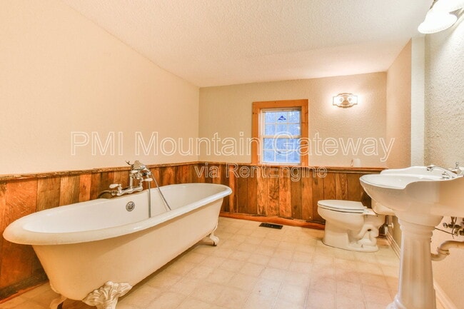 Building Photo - 455 Cantrell Rd