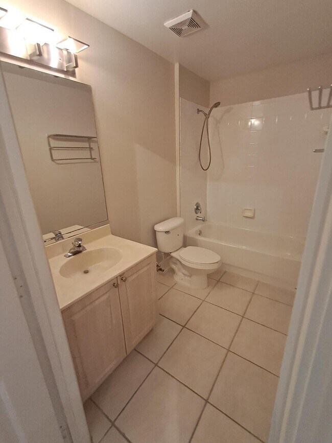 Building Photo - 2100 Greenview Shores Blvd