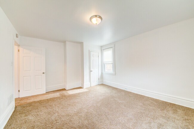 Building Photo - Available July 2026 - Spacious 2 Bedroom Home in Mt. Washington!