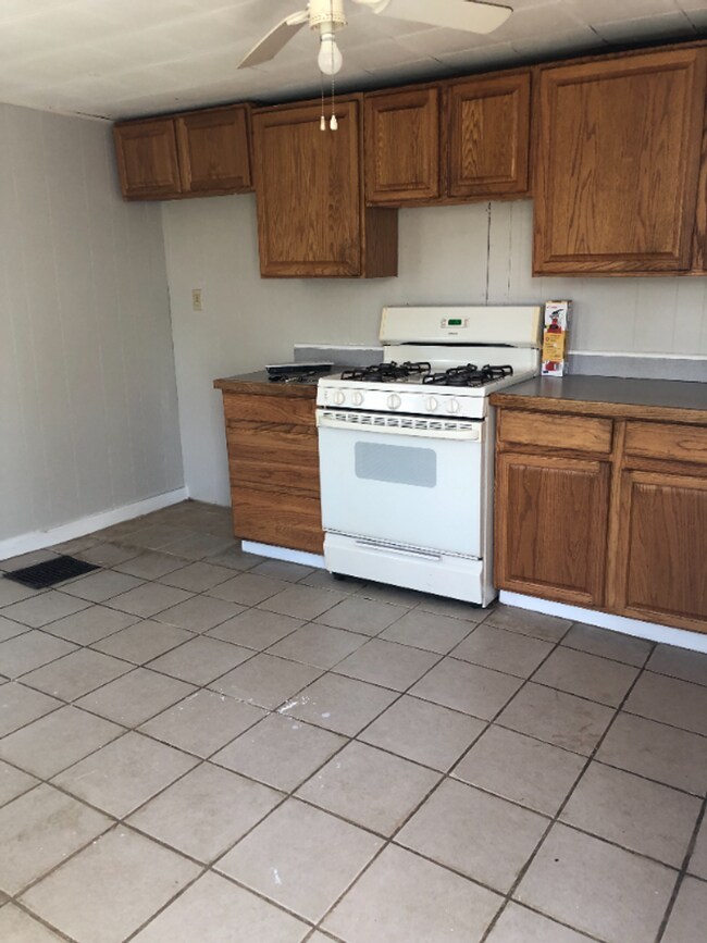 Building Photo - 206 Balsam St