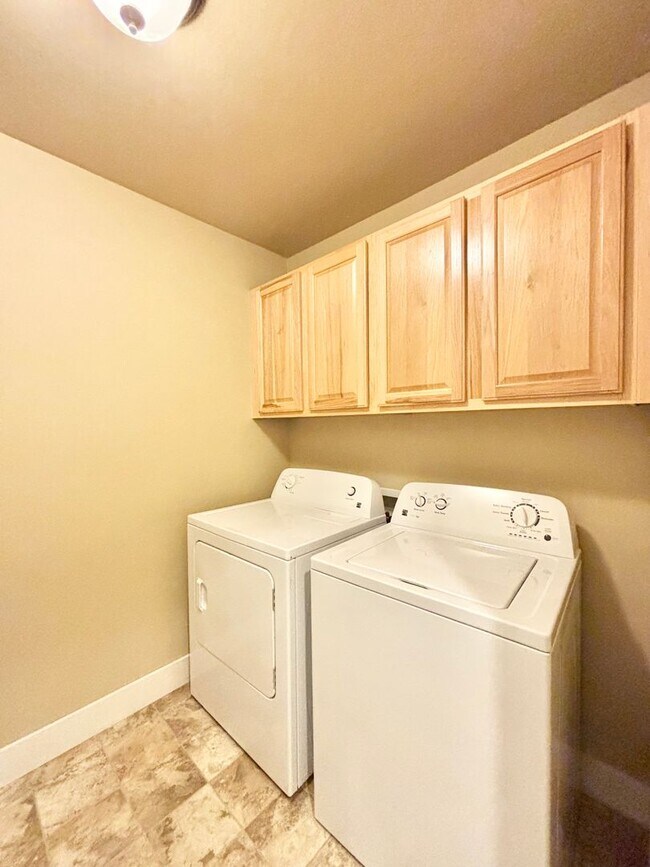 Building Photo - 3 Bedroom 2 1/2 Bath in Bozeman