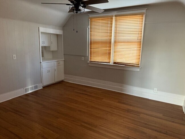 Building Photo - 217 E Oak St